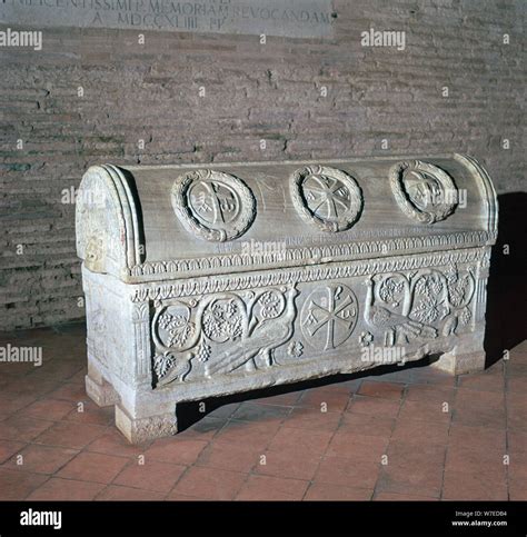  The Sarcophagus of Theodorus: A Triumphant Dance Between Life and Death!